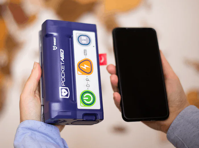 ViVest Pocket P3 tenuto in mano accanto a uno smartphone per mostrarne le dimensioni compatte