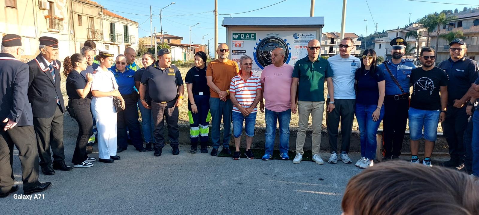 Comunità e autorità riunite davanti alla nuova postazione DAE di Pallica