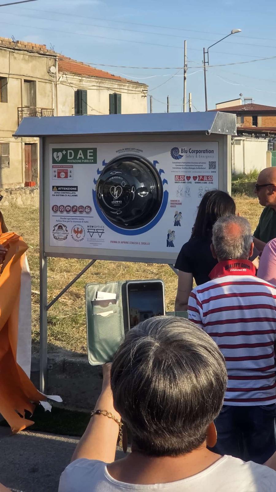 Nuova postazione DAE durante la cerimonia nel quartiere di Pallica