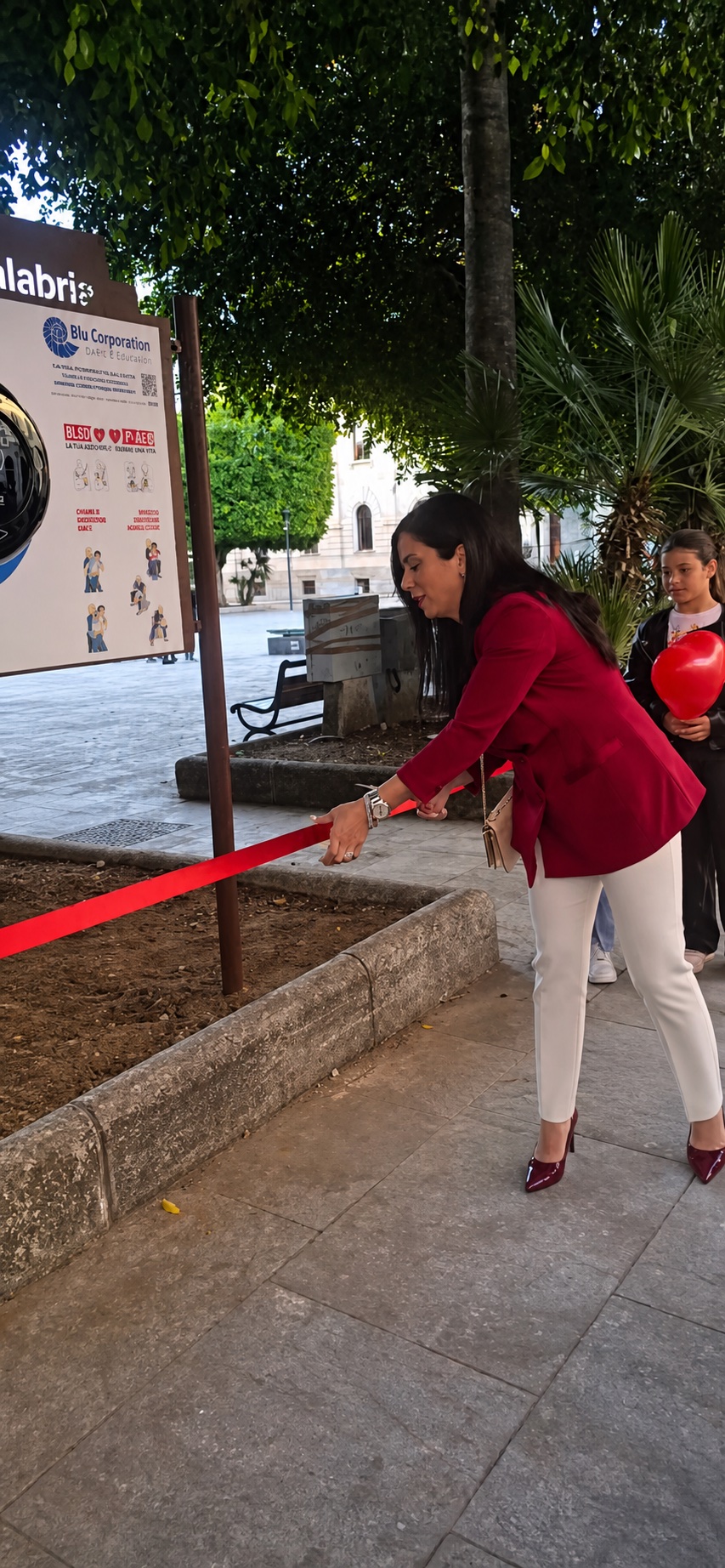 Cerimonia e taglio del nastro della postazione DAE in Piazza Italia
