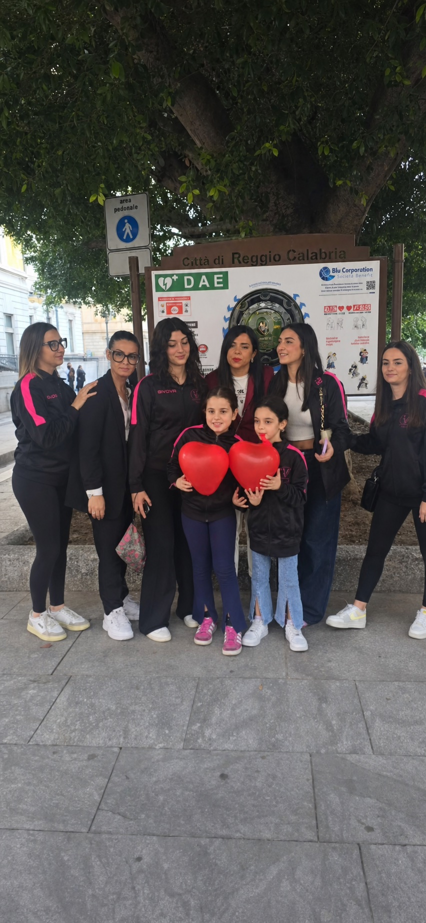 VIVIDANZA davanti alla nuova postazione DAE pubblica in Piazza Italia